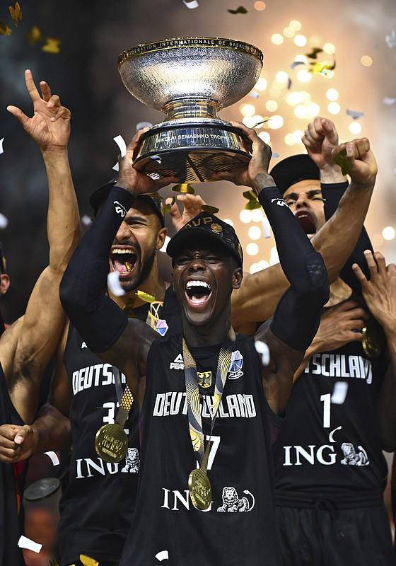 年再度捧杯, 现得如此 年再度捧杯, 现得如此